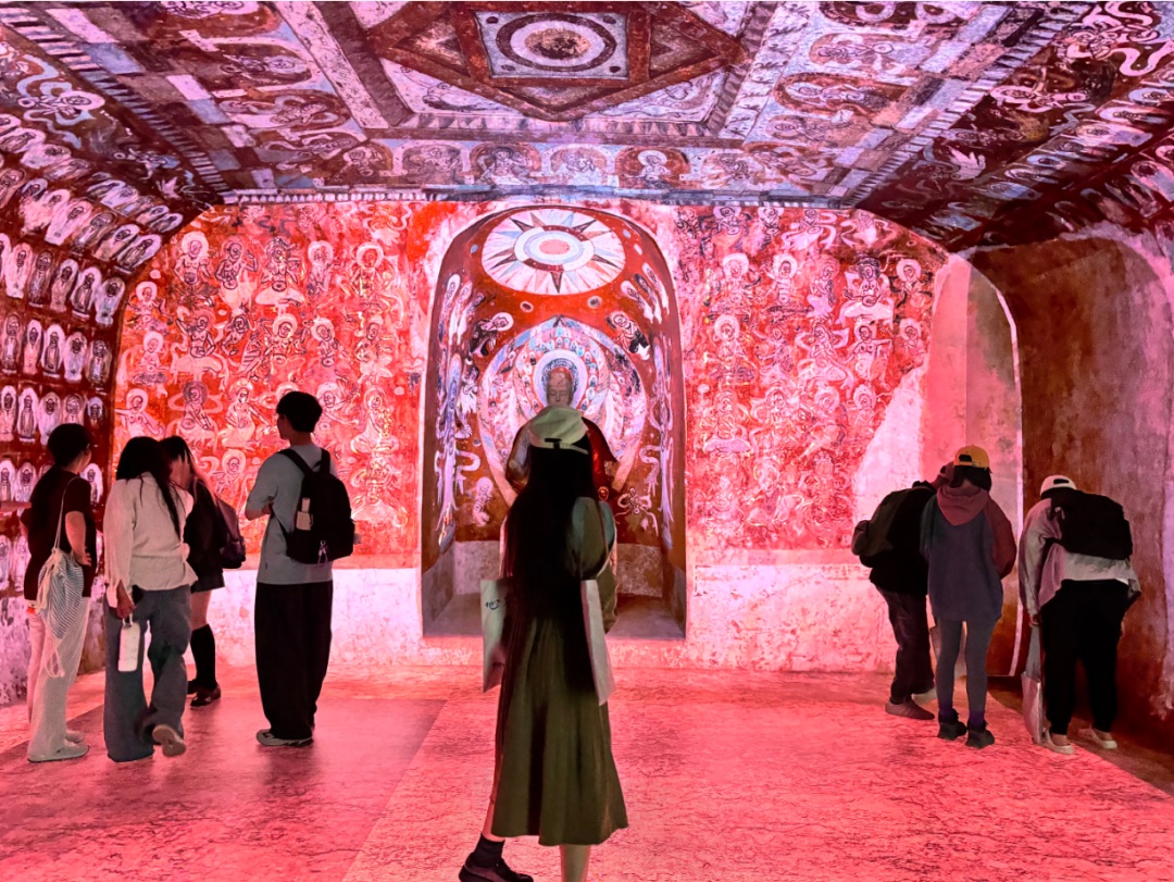 Immersive museum cave